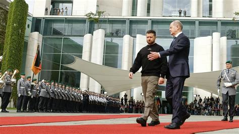 Selenskyj von Scholz mit militärischen Ehren empfangen