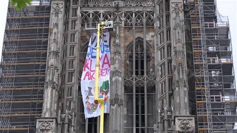 Nonstopnews Aktivisten Befestigen Banner In Rund Metern H He Am