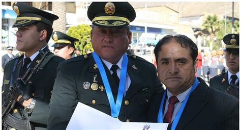 Alcalde De Tarma Le Entrega La Medalla De La Ciudad A Comandante PNP