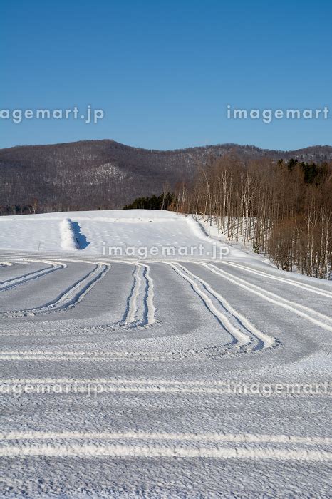 融雪剤が撒かれた雪の畑の写真素材 241475797 イメージマート