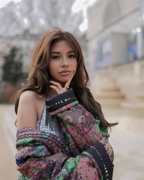 Alexa Miro | Hmm.. sequins and florals? Pourquoi pas! 😉