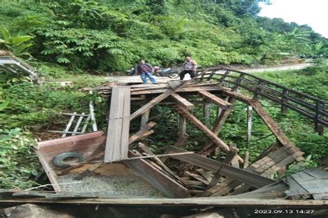 Truck Bermuatan Batu Split Ambruk Kan Jembatan Penghubung Antar Desa