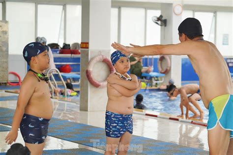 Nắng nóng gay gắt người dân đổ về bể bơi công viên nước giải nhiệt