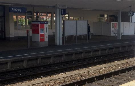 Gefährlicher Eingriff in den Bahnverkehr Kinder spielen im Gleisbett