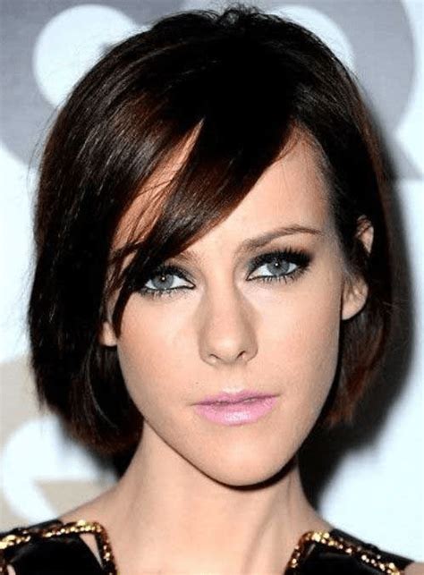 60 Unbeatable Short Hairstyles For Long Faces [2021]