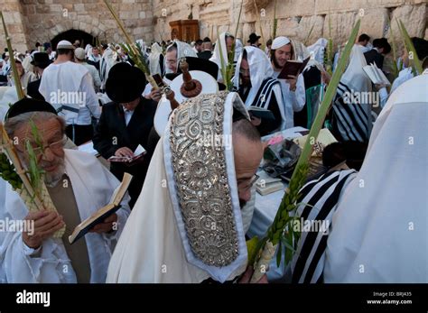 Los Jud Os Rezan En El Muro Occidental Durante Sukot Festival