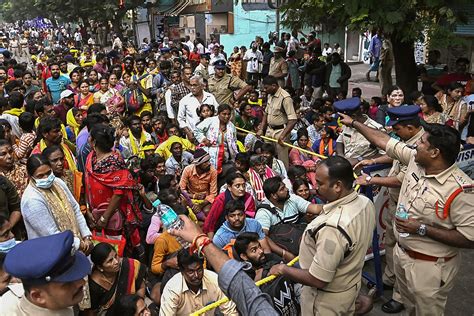 killed  stampede  hindu temple  indias andhra pradesh