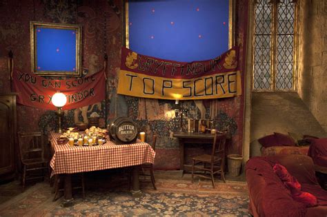 Harry Potter | Behind the scenes: Creating the Gryffindor common room ...