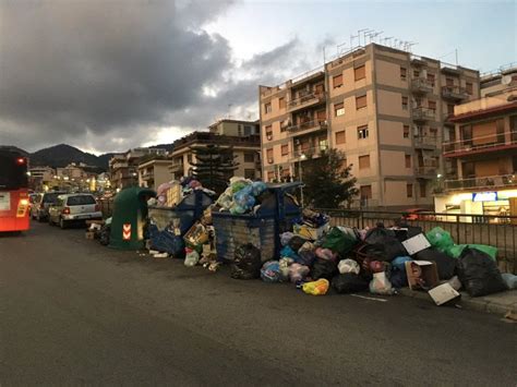 Messina Sepolta Dai Rifiuti Le Immagini Dell Emergenza La Repubblica