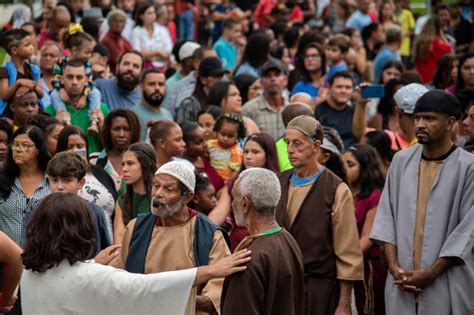 Milhares De Pessoas Participam Da Encenação Da Paixão De Cristo Em