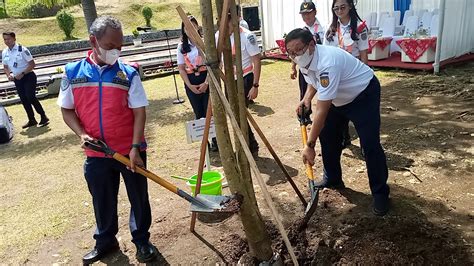 Sukseskan Gerakan Satu Juta Pohon Kai Tanam Pohon Dan Hijaukan Stasiun