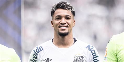 Santos entra em acordo e Benfica anuncia a contratação de Marcos