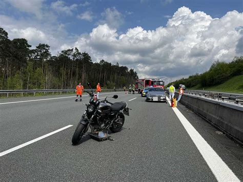 Nach Motorradunfall Autofahrer fährt in Absperrwagen Oberfranken