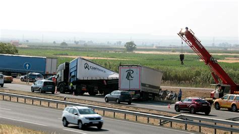 Dos accidents entre camions causen deu quilòmetres de retencions a l A 2