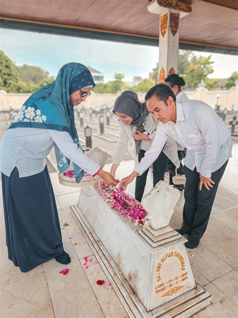 Merayakan Sejarah Dan Komitmen Pendidikan Ziarah Kubur Dan Upacara Penghormatan Dalam Dies