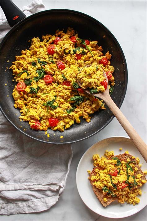 Super Flavorful Tofu Scramble With Spinach And Tomatoes Zen And Zaatar