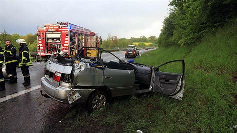 Fahndung erfolglos Unfallfahrer lässt schwer verletzte Ehefrau im