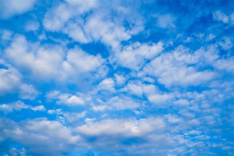 Cielo Azul Con Nubes Blancas Grandes Nubes Blancas En El Cielo Azul