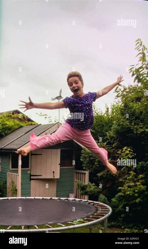 Enfants Sautant Sur Un Trampoline Banque De Photographies Et Dimages