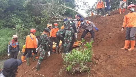 Tim Sar Temukan Jenazah Tertimbun Longsor Akibat Gempa Cianjur