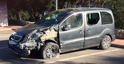 Pierde el control del vehículo y se empotra contra una pared en Cala