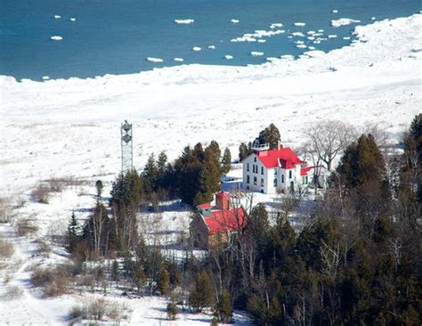 5 Michigan Lighthouses That Are Stunning During the Winter – The ...