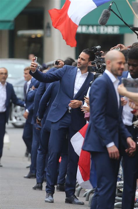 Photo Adil Rami En Plein Selfie Les Joueurs De Léquipe De France