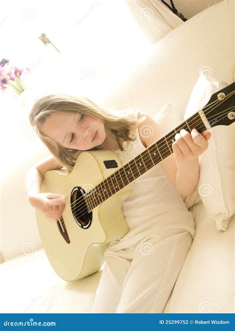 Jeune Fille Sur Une Guitare Acoustique Photo Stock Image Du Pi Ce