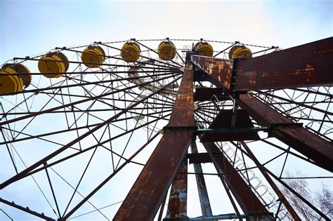 Roda gigante velha na cidade fantasma de pripyat consequências do