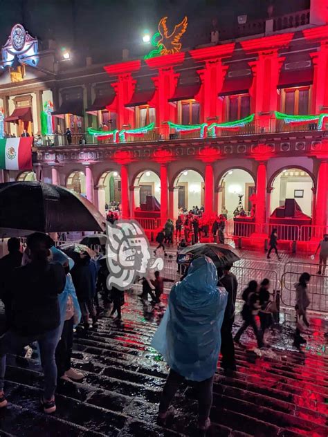 Ni la lluvia los aplaca Xalapeños disfrutan fiestas patrias