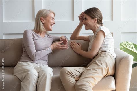 Foto De Overjoyed Middle Aged Mother And Adult Daughter Sit Rest On