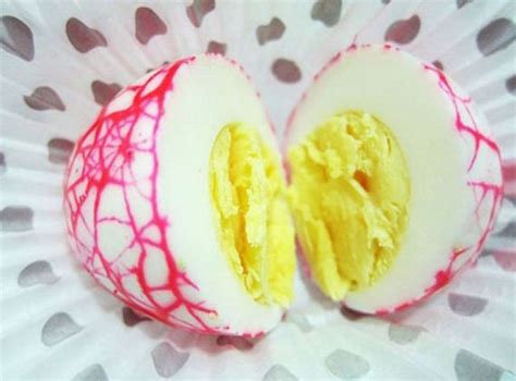 Giving a Marbling Effect to Your Easter Eggs - 12thBlog