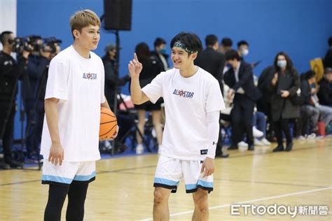 [討論] 衝突過後的明星賽宣傳照 看板 Basketballtw 批踢踢實業坊