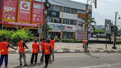 Satpol Pp Karawang Kembali Bongkar Papan Reklame Tak Kantongi Izin Dan