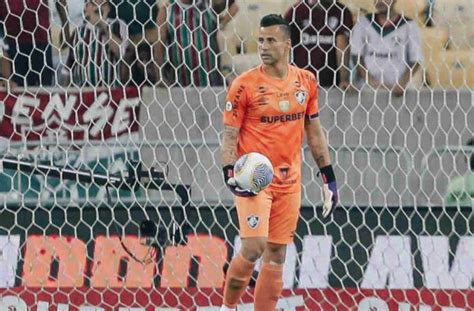 Fábio acumula defesas difíceis e se torna peça chave do Fluminense na