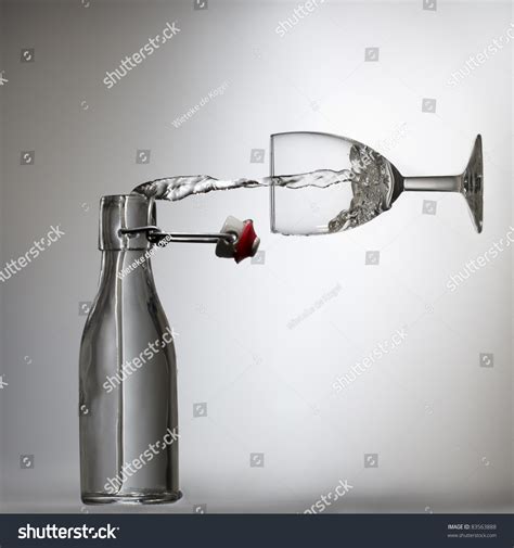 Pouring Water Glass Illusion Foto De Stock 83563888 Shutterstock