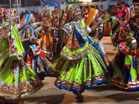 Dandiya Raas – Gujarati Style of Navratri Celebration