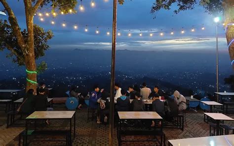6 Cafe Rooftop Bandung Terbaik: View City Light, Instagramable, dan ...