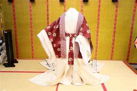 white layered junihitoe designed  show   karaginu chinese