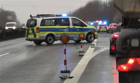 Gefahrgut Lkw Verunfallte Auf A57 LokalKlick Eu