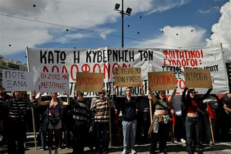 Cerca de 50 000 manifestantes protestam na Grécia contra acidente