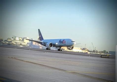 FedEx Boeing 777 landing in PHX | Aviation airplane, Boeing 777, Aircraft