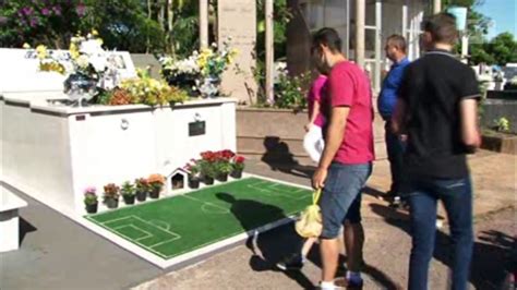 Familiares e fãs homenageiam goleiro Danilo no Dia de Finados em