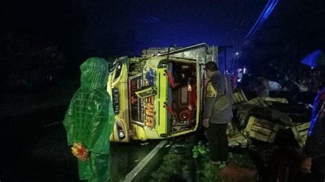 Truk Tabrak Minibus Di Padang Pariaman Tewaskan Orang Satu Pengemudi