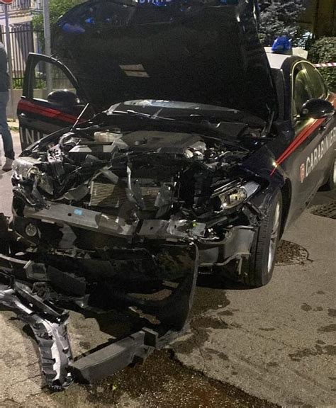 Speronano L Auto Dei Carabinieri Banda Di Ladri In Fuga Nel Barese