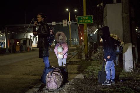 Foto Ženy prchají muži jedou narukovat Situace na slovensko