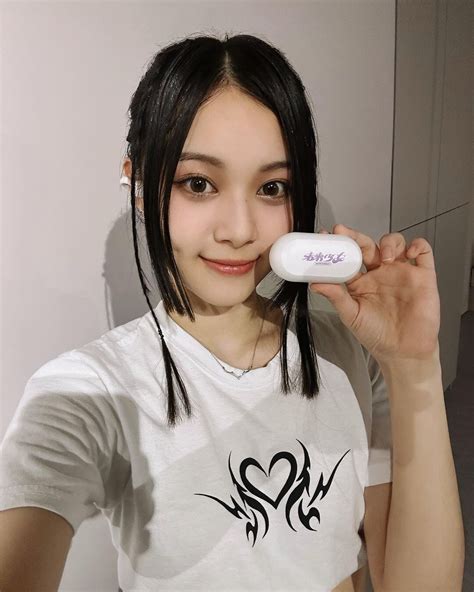 中国の人気アイドルグループ「未來少女」のメンバー媛媛娘 18 、ライブ中に乳首見せながら踊る