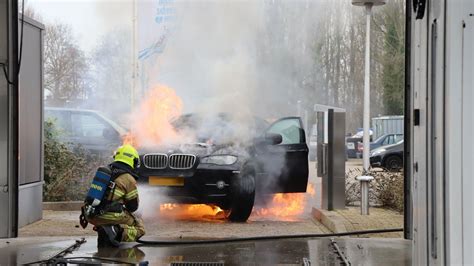 Auto Vliegt In Brand Voor Ingang Carwash In Den Helder Regio Noordkop