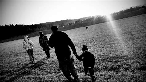 Zusammenhalt Der Familie Vater And Tochter Foto And Bild Erwachsene