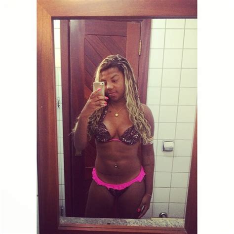 Mc Ludmilla mostra o corpo em selfie de biquíni Quem QUEM News